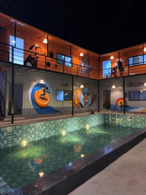 Half Orange-with Swimming Pool, Near Vagator Beach- Near to Hill top -Best Place for Couples, Backpackers, Long stays, Coworking, Day-use with Game zone and Bar---Brand New Property with Promotional O